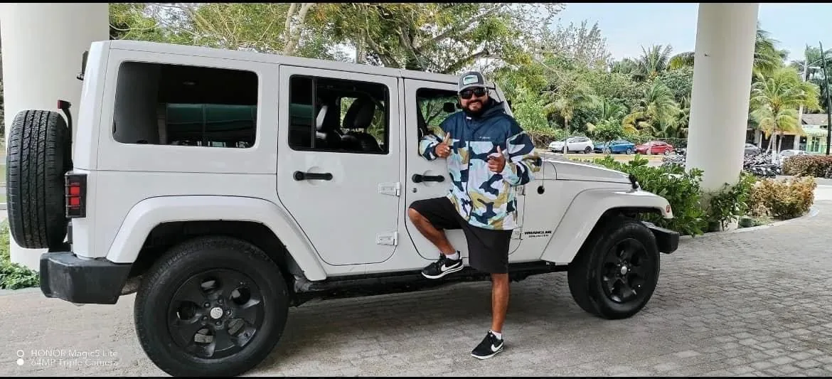 Jeep rentado explorando la costa de Cozumel