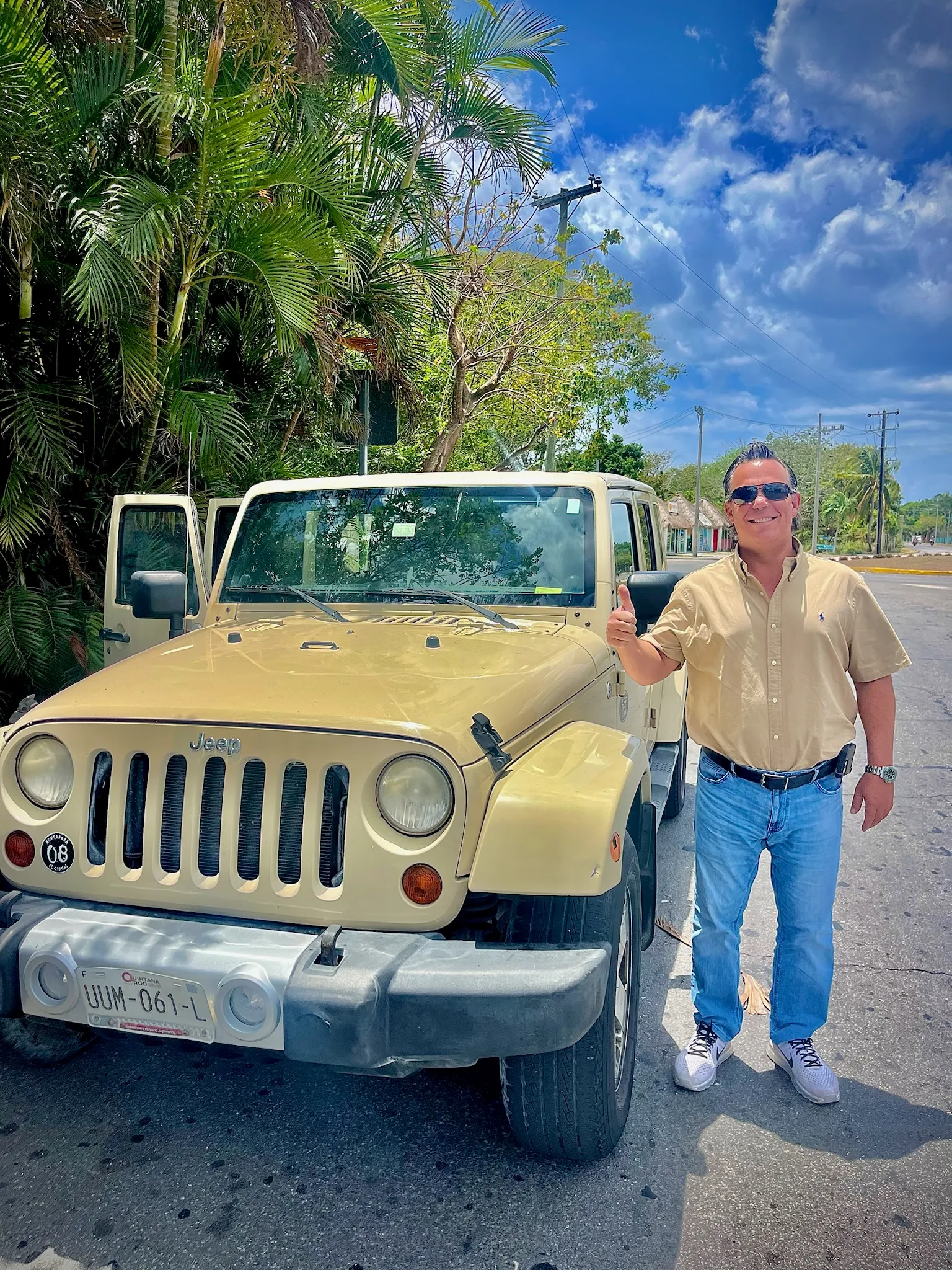 Jeep beige en la playa